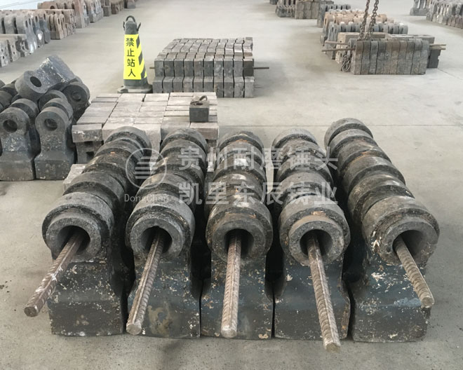 耐磨合金錘頭 破碎機錘頭凱里東辰高鉻合金錘頭.jpg