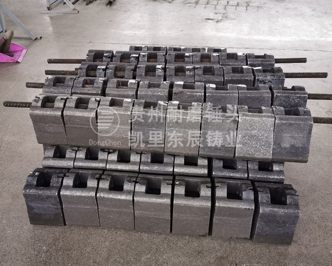 合金錘頭用哪種材質 碎煤機錘頭凱里東辰可逆破碎機錘頭.jpg
